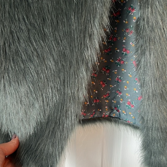 Faux Fur Vest - Picture 2 of 3